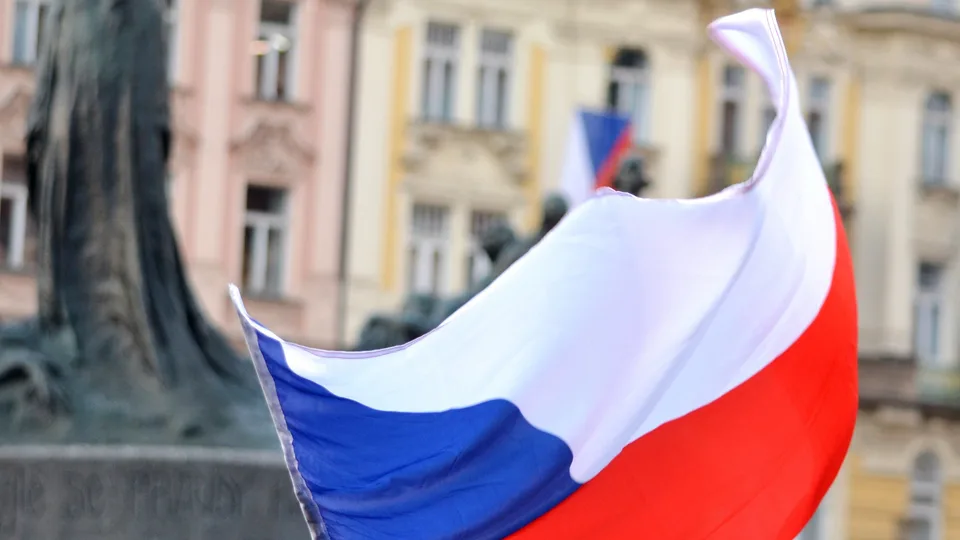 Чеський прапор на тлі пам’ятника Яну Гусу в Празі
