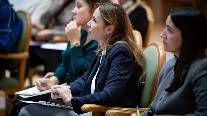Учасниці зустрічі слухають та роблять нотатки.